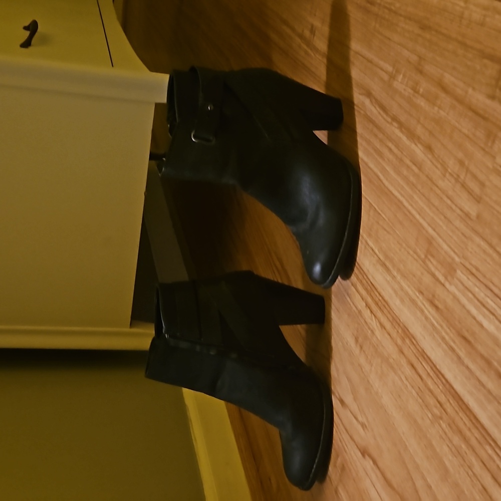 Black boots with heel